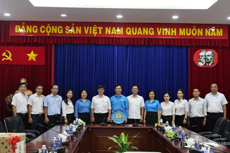Các đại biểu chụp hình lưu niệm