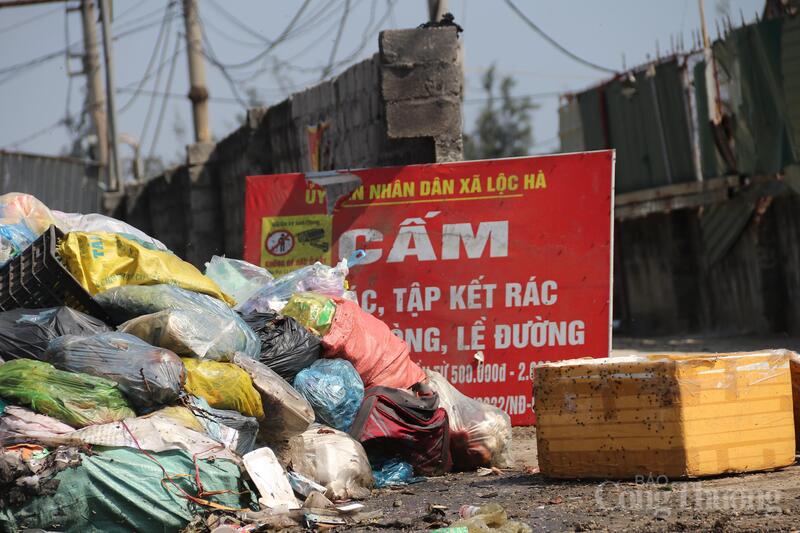 Theo thống kê của Sở Nông nghiệp và Môi trường Hà Tĩnh, toàn tỉnh hiện có 3 nhà máy xử lý rác với tổng công suất thiết kế khoảng 480 tấn/ngày; 6 lò đốt rác công suất khoảng 120 tấn/ngày cùng 2 bãi chôn lấp có khả năng tiếp nhận khoảng 46 tấn/ngày. Tuy nhiên, năng lực xử lý hiện nay vẫn chưa đáp ứng được lượng rác phát sinh thực tế. Một số cơ sở xử lý hoạt động chưa đạt công suất thiết kế, nhiều công trình xuống cấp hoặc bị gián đoạn do ảnh hưởng thiên tai và hạn chế về công nghệ.