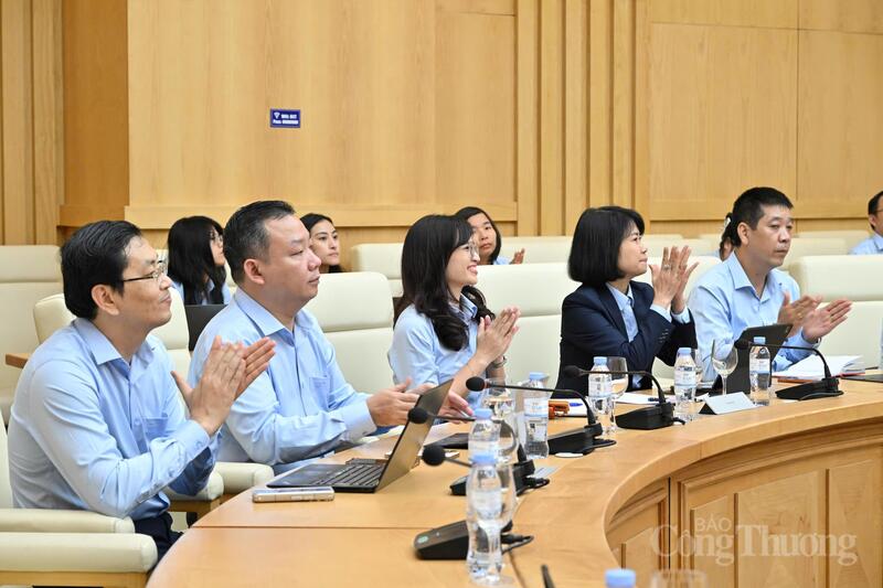 Đại diện các phòng ban trong Cục tham gia buổi làm việc. Ảnh: Cấn Dũng