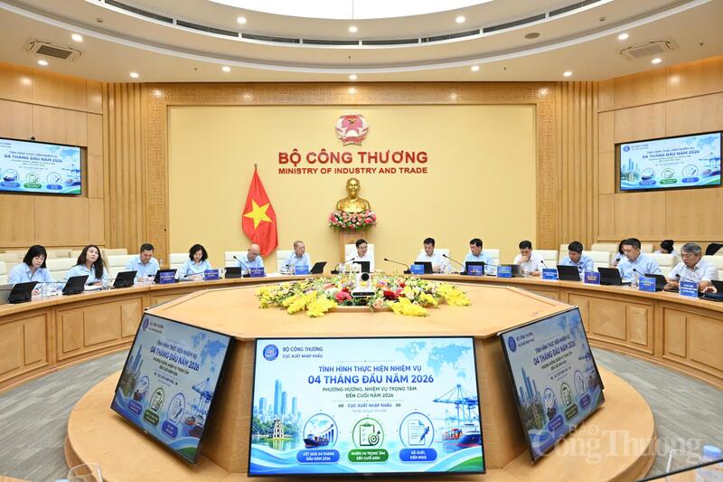Bộ trưởng Lê Mạnh Hùng làm việc với Cục Xuất nhập khẩu về tình hình thực hiện nhiệm vụ 4 tháng đầu năm và mục tiêu năm 2026. Ảnh: Cấn Dũng