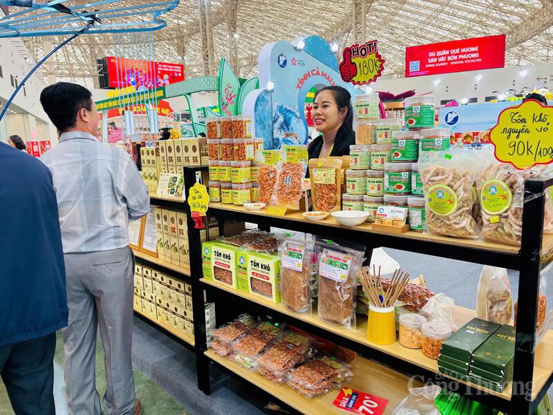 Xúc tiến thương mại trực tiếp vẫn là kênh mang lại hiệu quả cho các sản phẩm đặc trưng của tỉnh Cà Mau. Ảnh: Thừa Ngọc