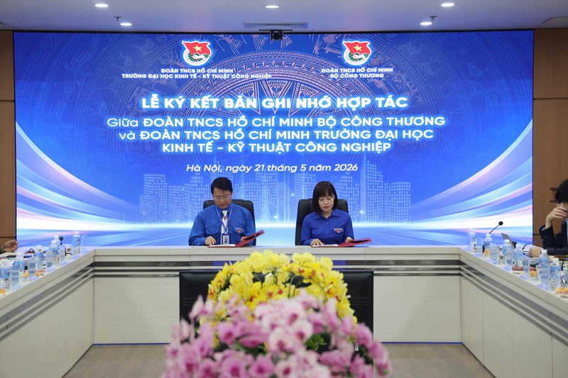 Lễ ký kết Biên bản ghi nhớ hợp tác giữa Đoàn Thanh niên Bộ Công Thương và Đoàn Thanh niên Trường Đại học Kinh tế - Kỹ thuật Công nghiệp. Ảnh: NT.