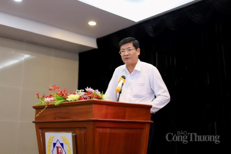 Ông Phạm Hữu Dự, Phó Giám đốc Sở Công Thương tỉnh Vĩnh Long, phát biểu tại buổi tập huấn. Ảnh: Khánh Ngọc.