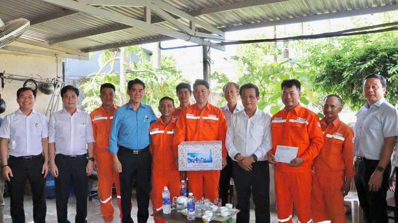 Tổng giám đốc EVNCPC và lãnh đạo Công đoàn Tổng công ty thăm hỏi, động viên anh em Tổ Quản lý điện tổng hợp Tây Bố Trạch. Ảnh: Minh Thành
