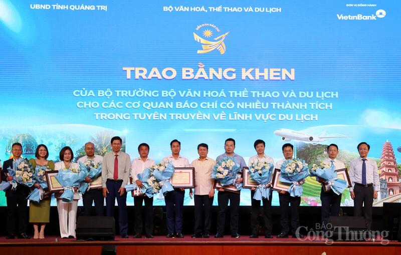 Đại diện các cơ quan báo chí nhận bằng khen của Bộ Văn hoá, Thể thao và Du lịch.