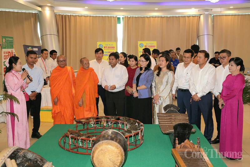 Các đại biểu tham quan khu trung bày bảo tồn, phát huy giá trị văn hóa truyền thống của dân tộc Khmer tại hội nghị. Ảnh: khánh Ngọc.