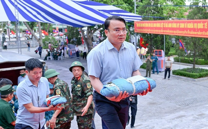 Tỉnh Nghệ An tiếp nhận 80 hài cốt liệt sĩ quân tình nguyện và chuyên gia Việt Nam hi sinh tại Lào về với đất mẹ. Ảnh: Thành Cường