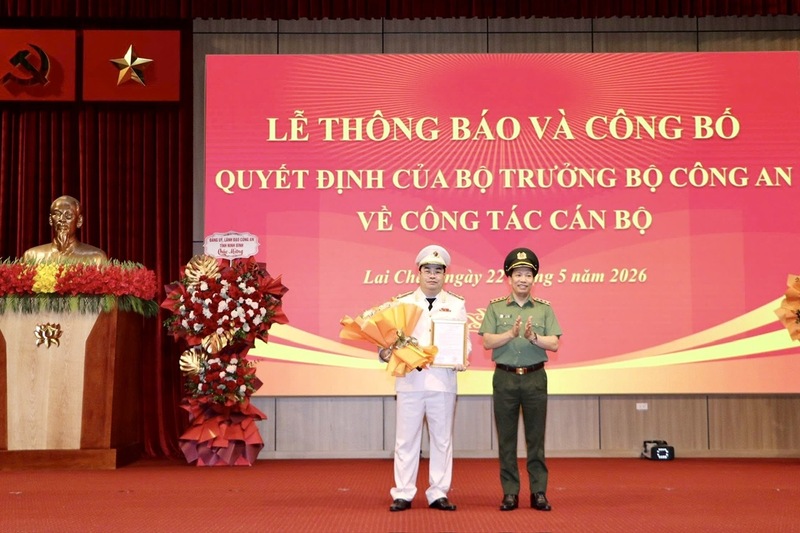 Thượng tướng Lê Văn Tuyến, Ủy viên Trung ương Đảng, Thứ trưởng Bộ Công an trao quyết định cho Đại tá Bùi Quyết Toán, tân Giám đốc Công an tỉnh Lai Châu. Ảnh; CTV