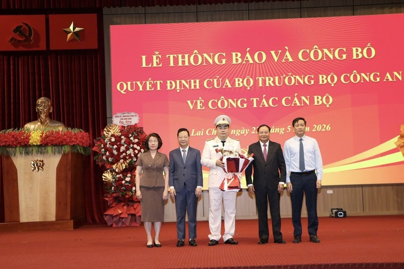 Bí thư Tỉnh ủy Lai Châu Lê Minh Ngân và các đồng chí trong Ban Thường vụ Tỉnh ủy tặng hoa chúc mừng tân Giám đốc Công an tỉnh Bùi Quyết Toán. Ảnh: CTV