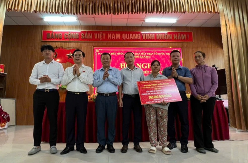 Trao hỗ trợ 05 căn nhà tại các xã: Thượng Đức, Hà Nha, Đại Lộc, Vu Gia, Phú Thuận, ông Vương Quốc Thắng, Ủy viên chuyên trách Ủy ban Khoa học, công nghệ và môi trường của Quốc hội  (thứ 2 từ trái sáng), ông Võ Trà Dũng, Thành viên Hội đồng quản trị AVC (ngoài cùng bên trái). Ảnh: Bình An