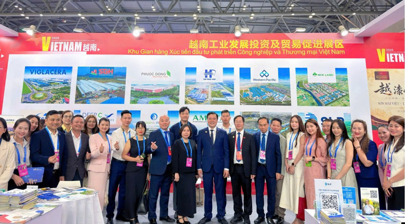 Thứ trưởng thăm quan Khu gian hàng Việt Nam tại Hội chợ WCIFIT 2026. Ảnh: Vietrade