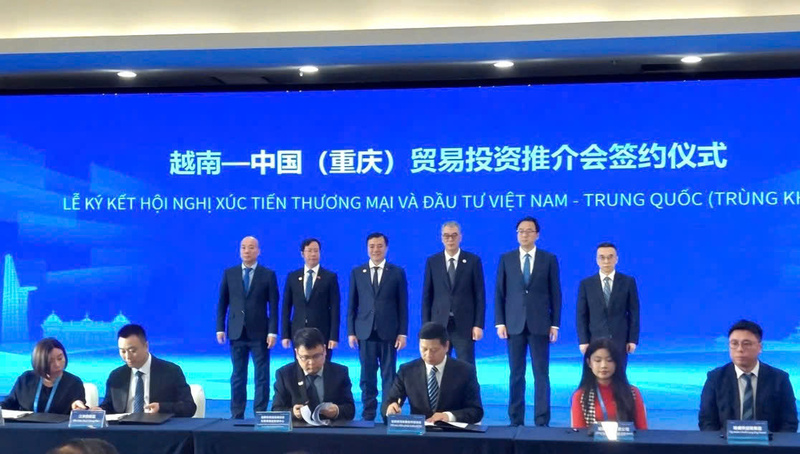 Lãnh đạo hai bên chứng kiến lễ ký MOU. Ảnh: Vietrade