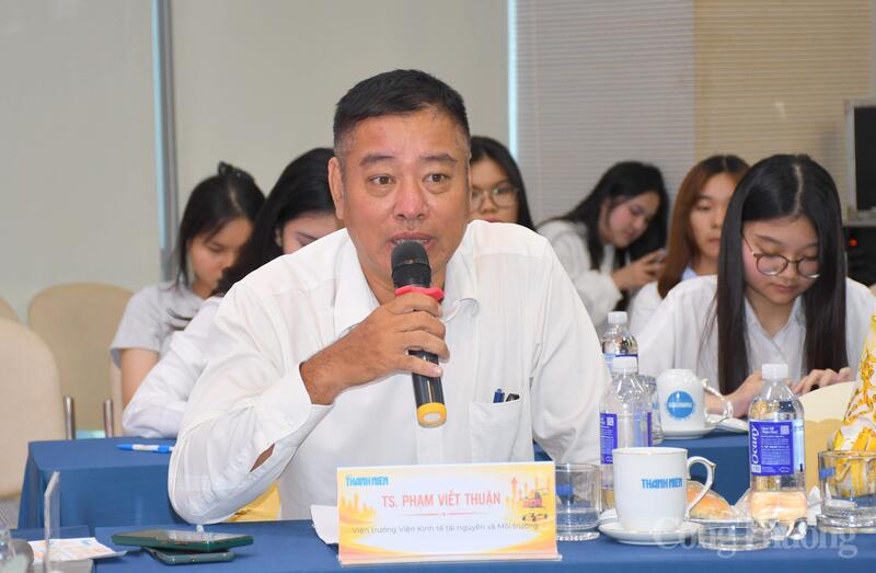 TS. Phạm Viết Thuận - Viện trưởng kinh tế T&agrave;i nguy&ecirc;n v&agrave; M&ocirc;i trường. Ảnh: Thanh Minh.