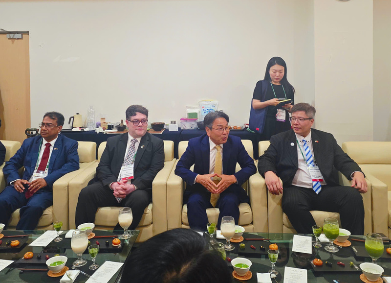Thị trưởng thành phố Gwangju Kang Gijung (thứ hai từ phải sang) cùng các đại biểu trao đổi về thúc đẩy hợp tác quốc tế.