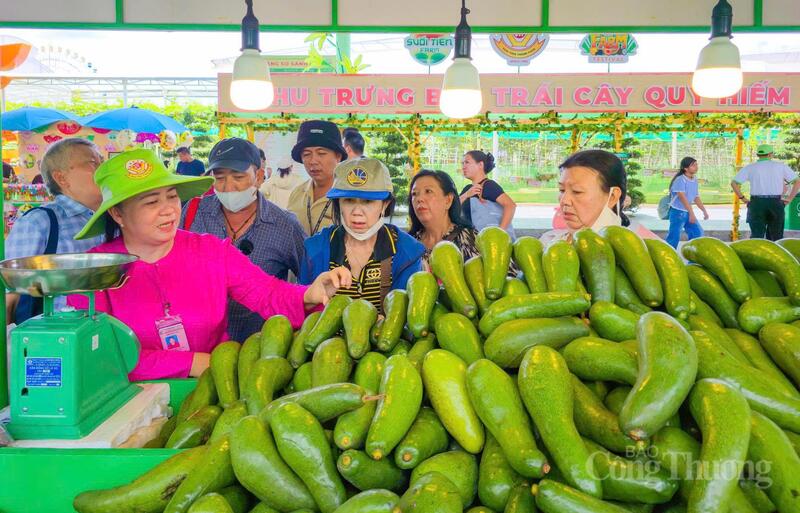 Lễ hội trái cây năm 2025 thu hút hàng ngàn lượt khách tham quan, mua sắm.