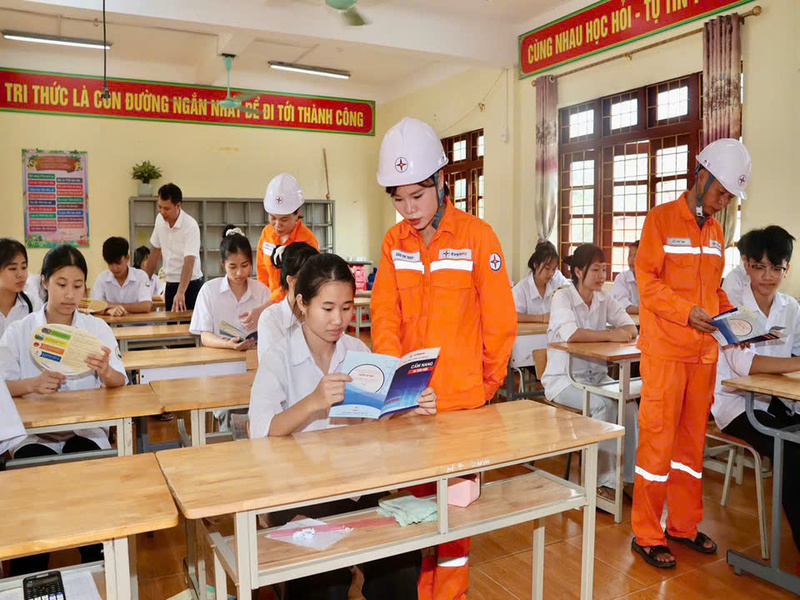 Nhân viên điện lực trực tiếp hướng dẫn kỹ năng nhận biết nguy cơ mất an toàn điện cho học sinh. Ảnh: NH