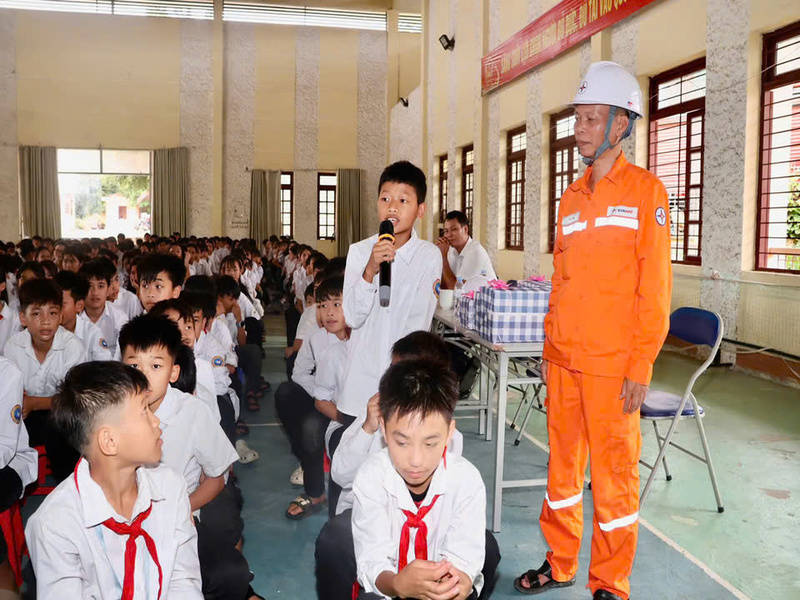 Giao lưu hỏi - đáp tình huống về an toàn điện với học sinh. Ảnh: NH