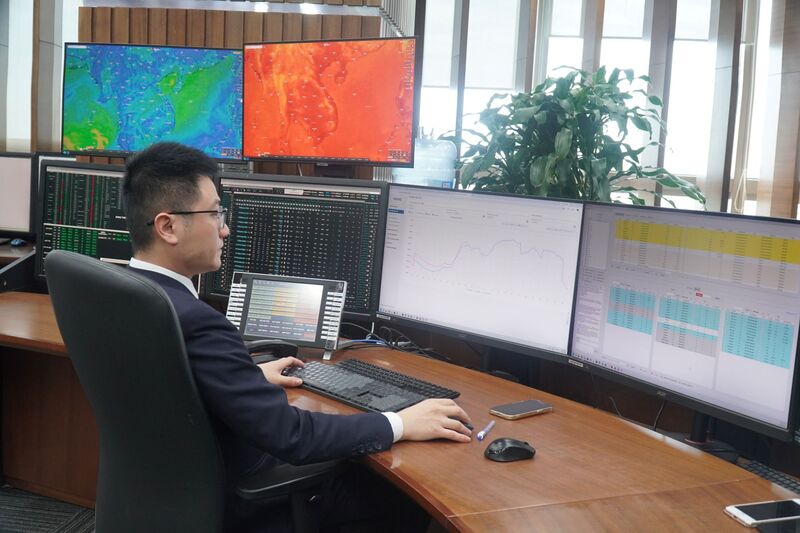 Nắng nóng gia tăng, nhu cầu sử dụng điện tăng cao vào giờ cao điểm, hệ thống điện đối mặt với nhiều rủi ro tiềm ẩn. Ảnh: Thu Hường