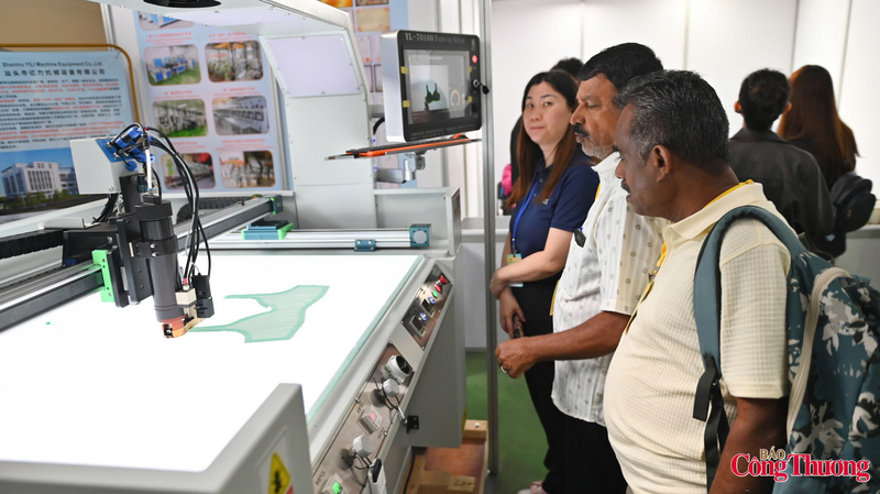 Triển lãm quốc tế ngành Công nghiệp dệt và may - thiết bị, nguyên phụ liệu và vải thu hút doanh nghiệp tới từ nhiều quốc gia và vùng lãnh thổ. Ảnh: Nguyễn Nam