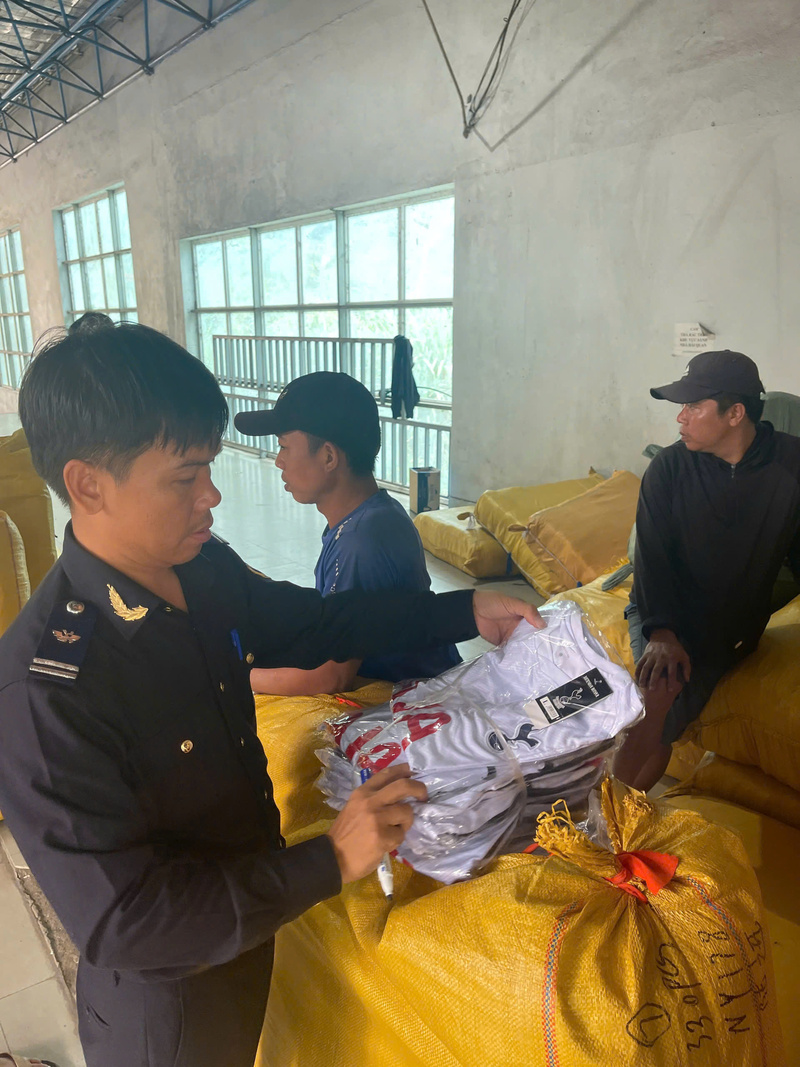 Lực lượng Hải quan kiểm tra và tạm giữ hàng hóa có dấu hiệu vi phạm quyền sở hữu trí tuệ. Ảnh: Cục Hải quan
