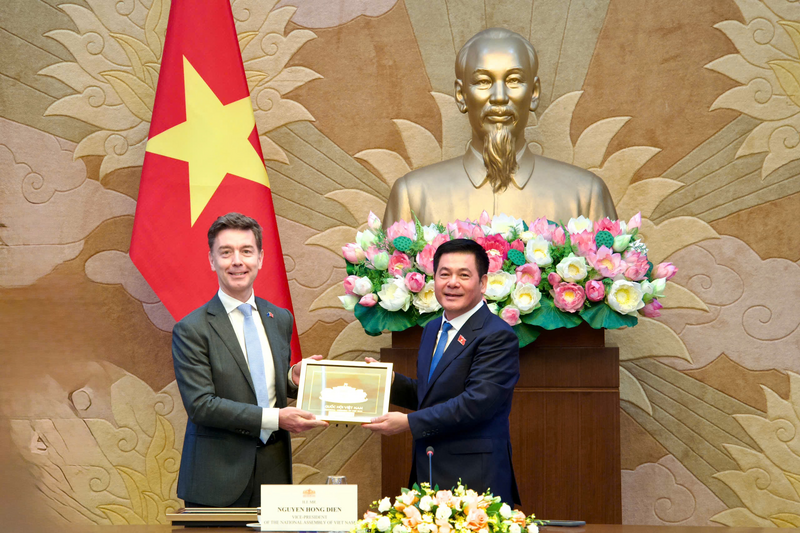 Phó Chủ tịch Quốc hội Nguyễn Hồng Diên trao quà lưu niệm tặng Đại sứ EU tại Việt Nam Julien Guerrier.