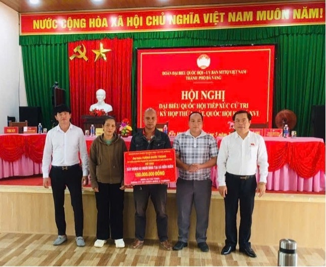 Trao hỗ trợ 03 căn nhà tại xã Bến Hiên, ông Vương Quốc Thắng, Ủy viên chuyên trách Ủy ban Khoa học, công nghệ và môi trường của Quốc hội  (ngoài cùng bên phải), ông Võ Trà Dũng, Thành viên Hội đồng quản trị AVC (ngoài cùng bên trái). Ảnh: Bình An
