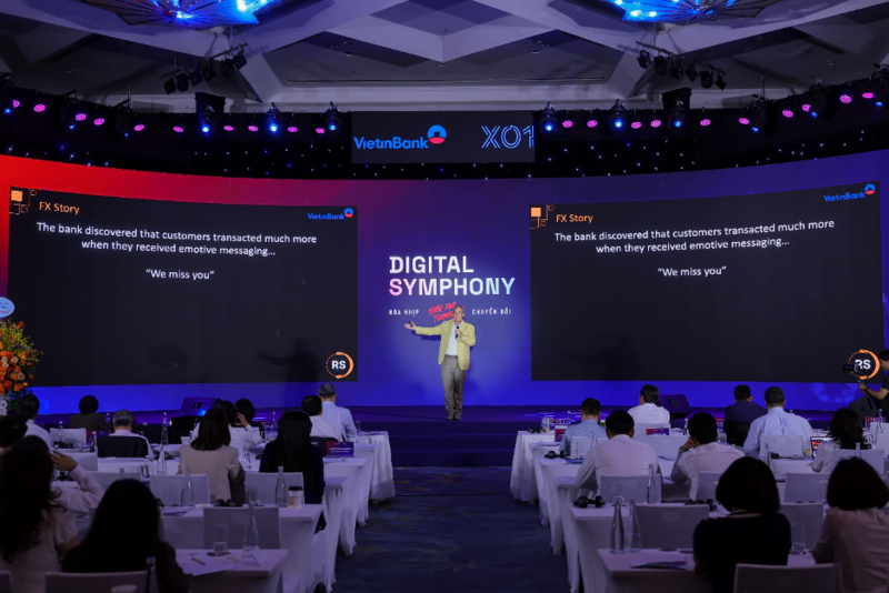 Chuyên gia Robin Speculand trình bày keynote về chủ đề: “Customer Obsession - Lấy khách hàng làm trung tâm như lợi thế cạnh tranh”
