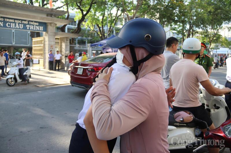 Các phụ huynh động viên sĩ tử trước khi vào điểm thi