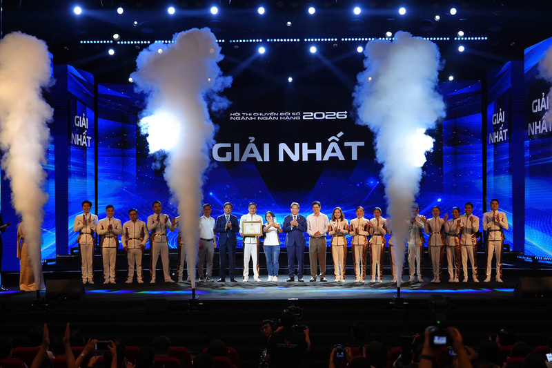 Ban Tổ chức trao giải Nhất cuộc thi.
