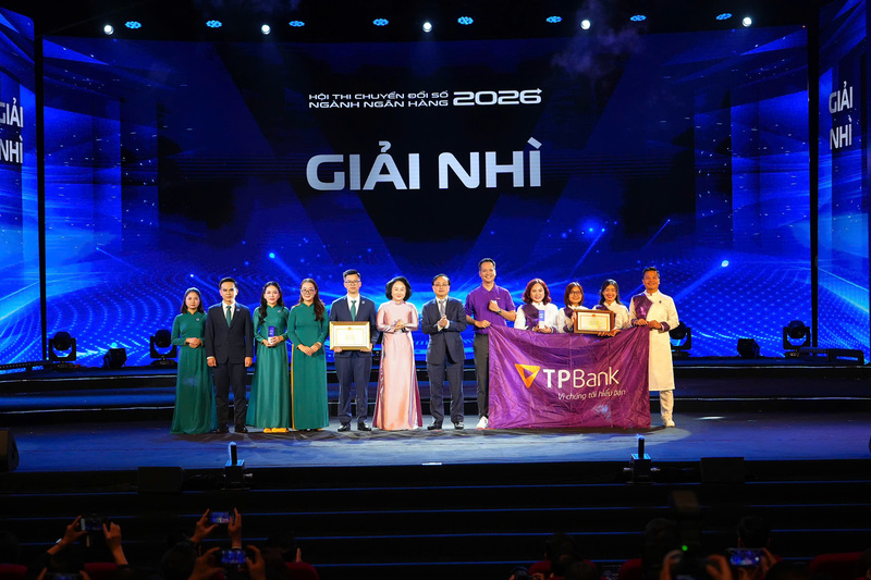 Ban Tổ chức trao giải Nhì cuộc thi.