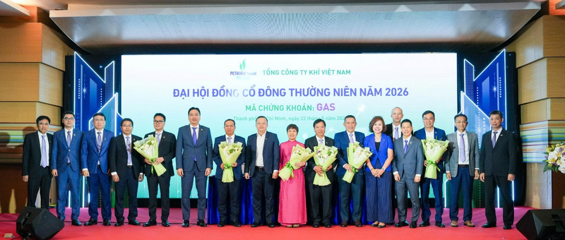 Đại diện cổ đông lớn Petrovietnam và lãnh đạo PV GAS tri ân các nhân sự miễn nhiệm và chúc mừng các nhân sự mới được bầu vào HĐQT và Ban Kiểm soát PV GAS nhiệm kỳ mới. Ảnh: PV GAS