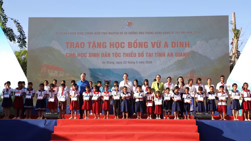 Ban Tổ chức trao học bổng cho học sinh vùng biên giới. Ảnh: Trần Dũng