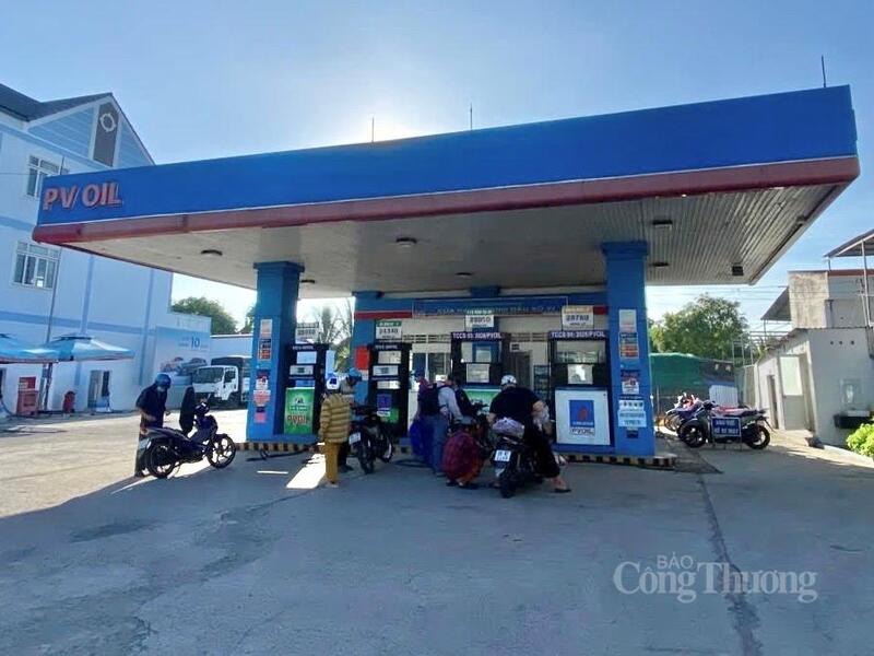 Sau thời gian đầu còn e dè, người dân dần yên tâm và cởi mở hơn khi lựa chọn xăng sinh học E10.