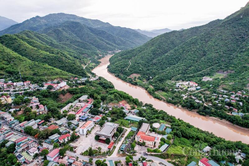 Mường Lát là xã vùng cao biên giới Tây Bắc của tỉnh Thanh Hóa, cách trung tâm khoảng 250 km. Sở hữu tổng diện tích tự nhiên hàng nghìn ha, nổi tiếng với địa hình núi non hiểm trở cùng hệ sinh thái nguyên sơ bạt ngàn, thảm thực vật đa dạng. Ảnh: Ngô Nhung