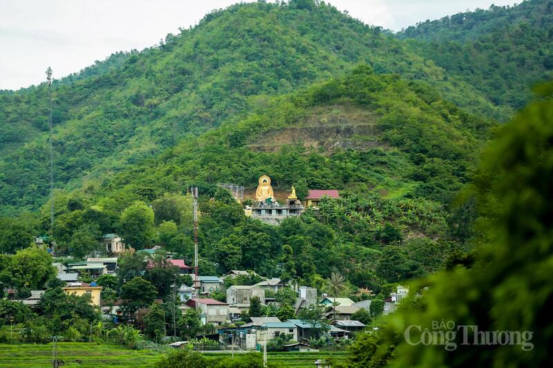 Khi chiều dần buông trên dãy núi biên cương, mây trắng lững lờ trôi ngang mái chùa, không gian nơi Thiền viện Đại Hóa càng thêm tĩnh tại. Giữa đại ngàn Mường Lát, ngôi thiền viện đầu tiên của miền biên viễn vẫn ngày ngày ngân vang tiếng chuông, như gieo thêm sự bình yên và niềm tin nơi vùng đất cuối trời xứ Thanh.