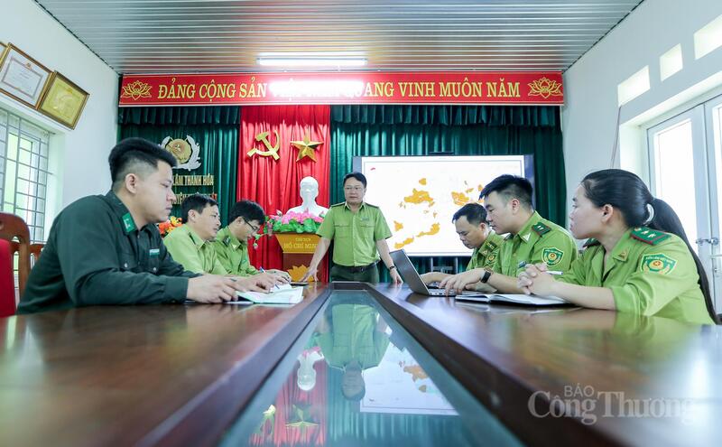 Trước khi tuần tra, tuyên truyền phòng, chống cháy rừng Phó Hạt trưởng Hạt Kiểm lâm Mường Lát Phạm Văn Phượng, họp giao nhiệm vụ và định hướng khu vực di chuyển trên bản đồ số. Ảnh: Ngô Nhung