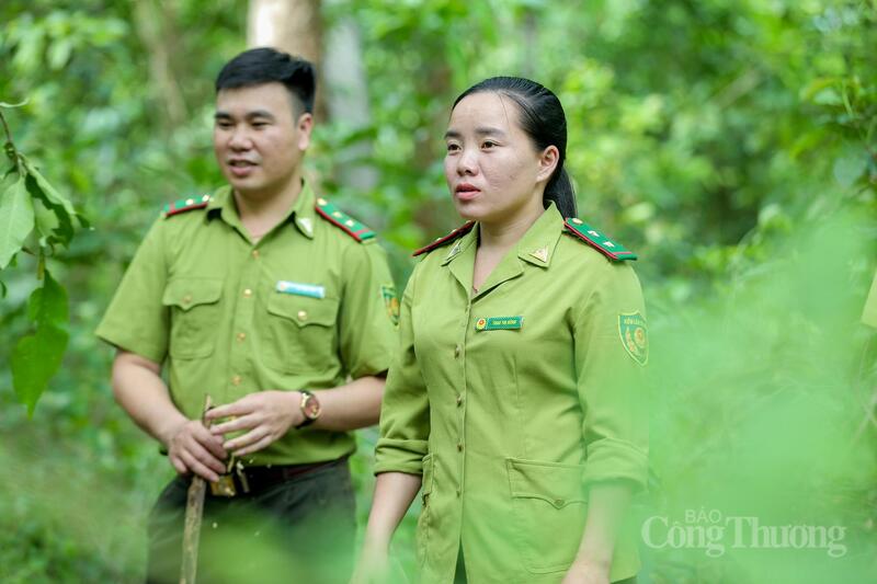 Nữ cán bộ kiểm lâm người Mông Thào Thị Bênh trong chuyến đi công tác tuần tra rừng. Ảnh: Ngô Nhung