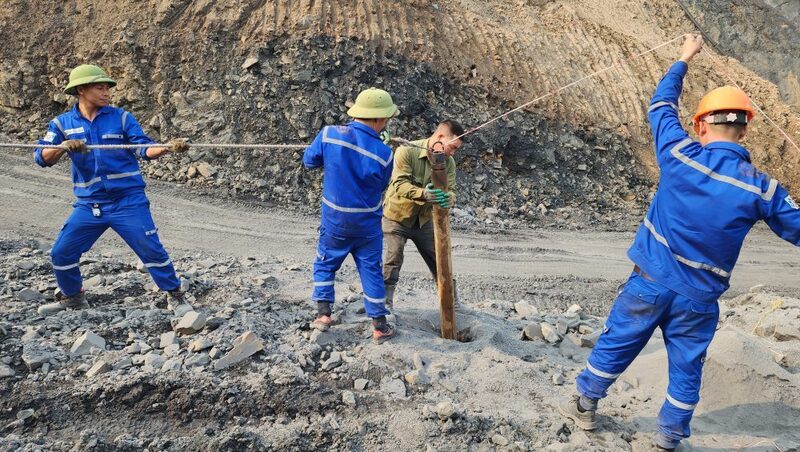 Công tác nạp ống CO2 lỏng vào lỗ khoan tại Than Mạo Khê. Ảnh: Imsat