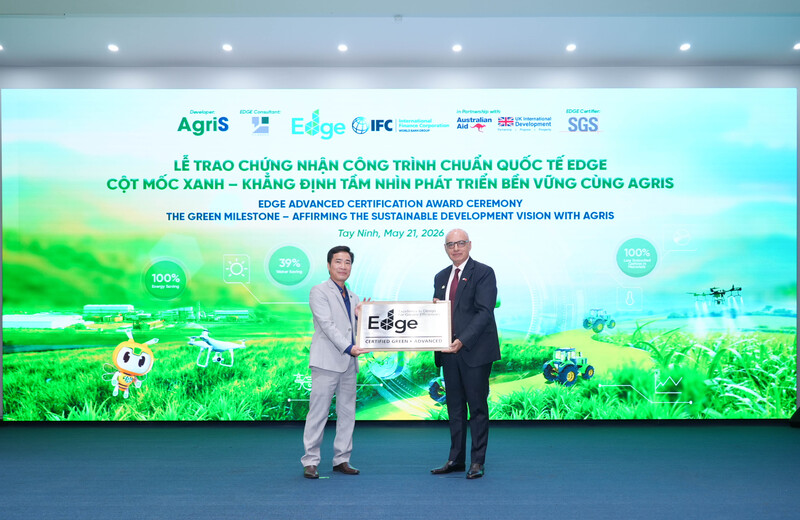 Đại diện IFC trao chứng nhận EDGE Advanced cho nhà máy TTCS của AgriS với các chỉ tiêu đạt chuẩn về tiết kiệm năng lượng nhờ điện mặt trời và sinh khối, tiết kiệm nước và triệt tiêu 100% lượng carbon hàm chứa trong vật liệu xây dựng