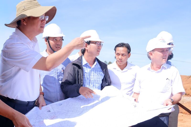 Phó Chủ tịch UBND tỉnh Quảng Ngãi Nguyễn Công Hoàng kiểm tra tiến độ thi công dự án trữ nước tại đặc khu Lý Sơn. Ảnh: Hải Hậu