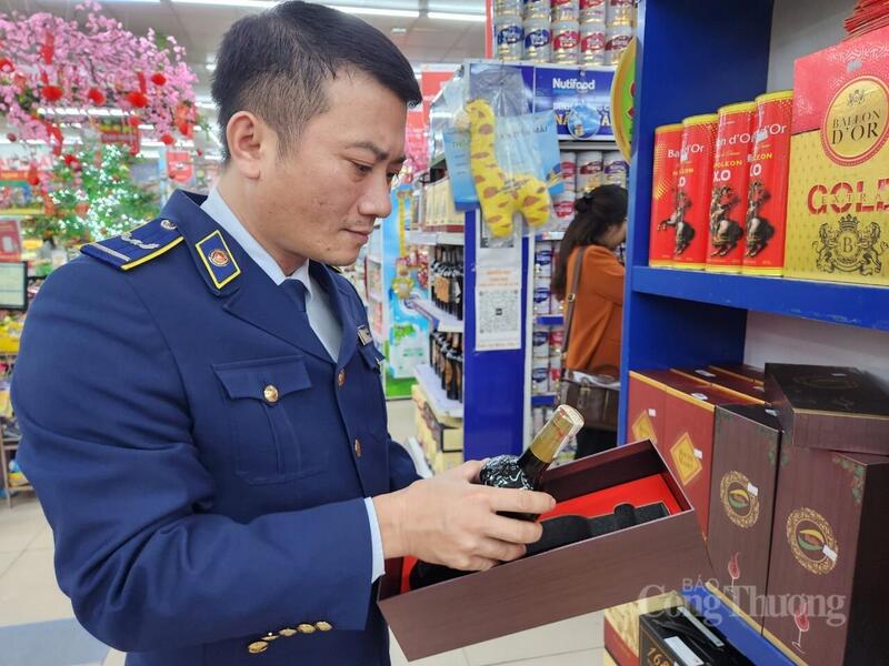 Lực lượng quản lý thị trường Thái Nguyên kiểm tra tem, nhãn các sản phẩm rượu tại siêu thị Lan Chi. Ảnh minh họa