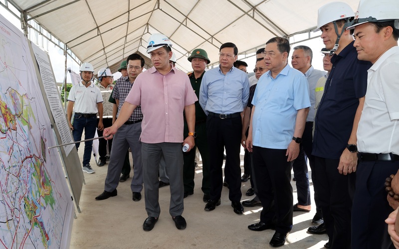 Phó Thủ tướng Thường trực Phạm Gia Túc nghe báo cáo về Dự án cao tốc TPHCM - Long Thành - Dầu Giây - Ảnh: VGP/Phương Nguyên