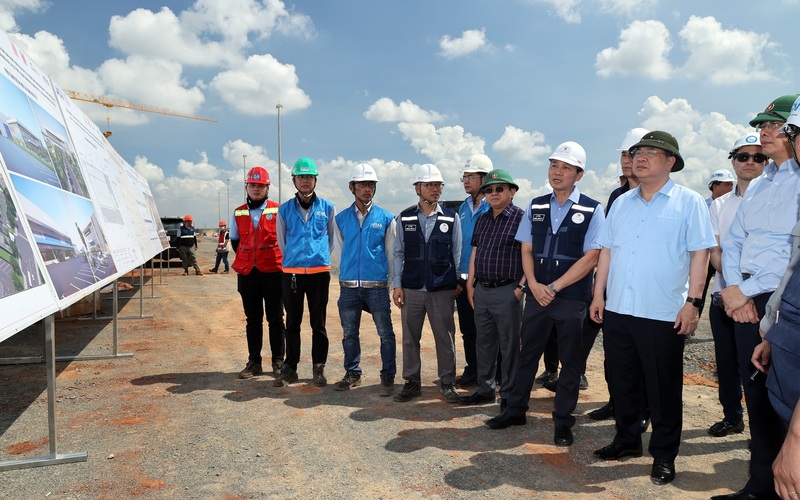 Phó Thủ tướng Thường trực nghe báo cáo về tiến độ nhà ga hàng hóa số 1, số 2 Dự án sân bay Long Thành - Ảnh: VGP/Phương Nguyên