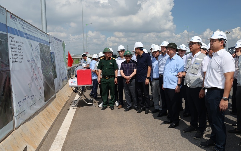 Phó Thủ tướng Thường trực nghe báo cáo về tuyến đường kết nối số 1, số 2 Dự án sân bay Long Thành - Ảnh: VGP/Phương Nguyên