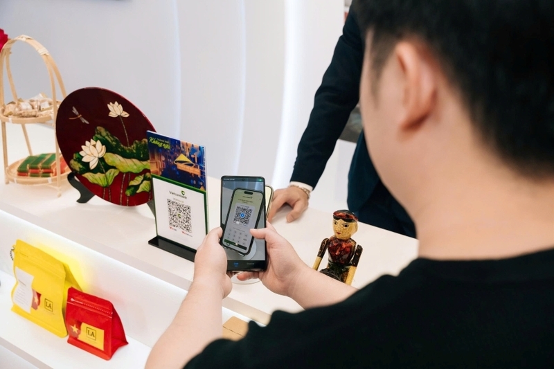 Người dùng trải nghiệm thanh toán QR xuyên biên giới
