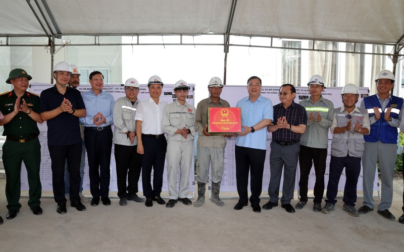 Phó Thủ tướng Thường trực Phạm Gia Túc tặng quà công nhân tại công trường cầu Long Thành - Ảnh: VGP/Phương Nguyên