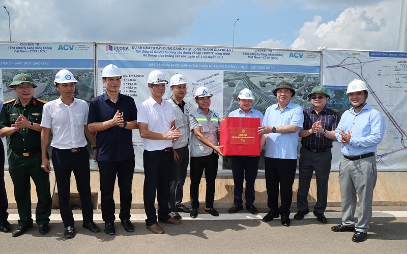 Phó Thủ tướng Thường trực tặng quà cho công nhân tại nút giao tuyến đường kết nối số 1, số 2 - Ảnh: VGP/Phương Nguyên