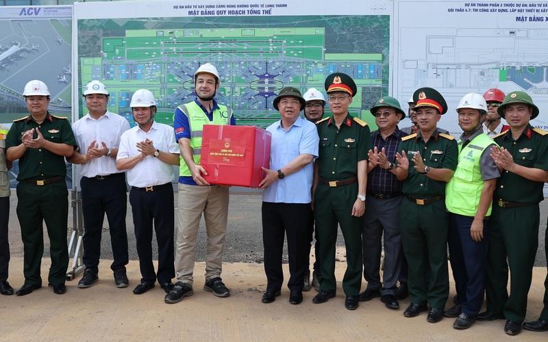Phó Thủ tướng Thường trực tặng quà động viên công nhân tại Dự án sân bay Long Thành - Ảnh: VGP/Phương Nguyên