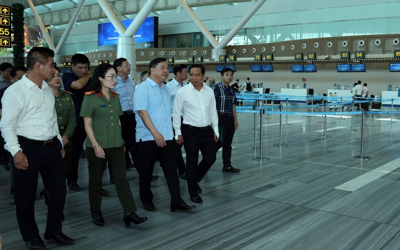Phó Thủ tướng Thường trực thăm Nhà ga T3 Tân Sơn Nhất - Ảnh: VGP/Phương Nguyên