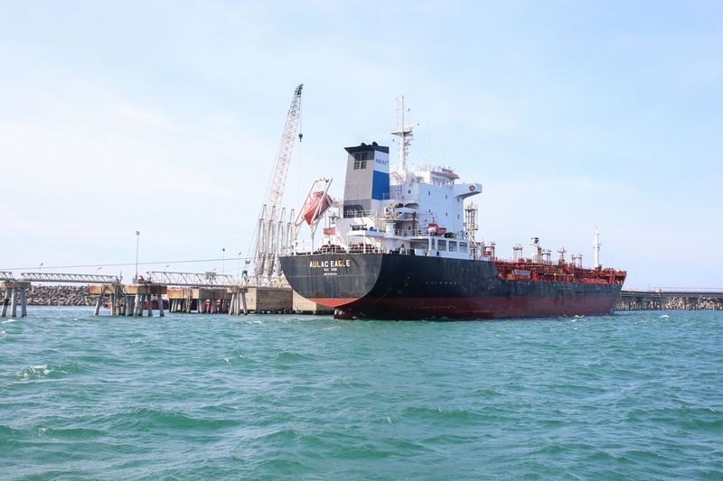 Tàu Âu Lạc Eagle của Tổng công ty Thương mại Xuất nhập khẩu Thanh Lễ tiếp nhận lô hàng xăng E10 RON95 tại cảng Jetty Nhà máy Lọc dầu Dung Quất. Ảnh: BSR